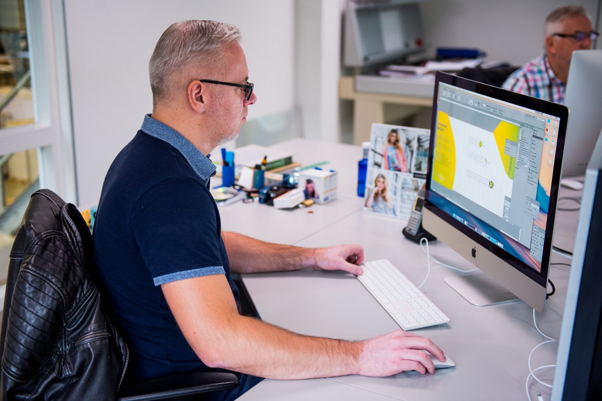 werknemer op bedrijfskantoor