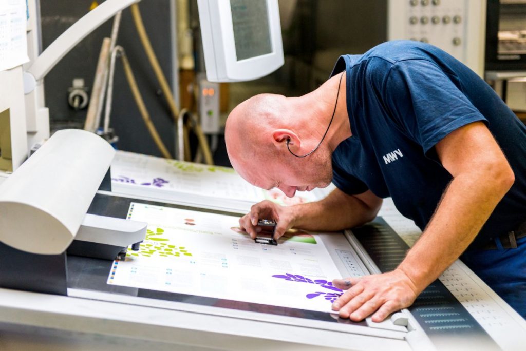 drukker controleert drukvel